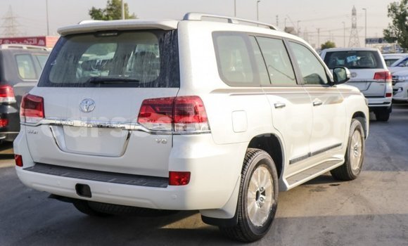 Acheter Import Voiture Toyota Land Cruiser Blanc à Import - Dubai, East Mahé Acheter Import Voiture Toyota Land Cruiser Blanc à Import - Dubai, East Mahé