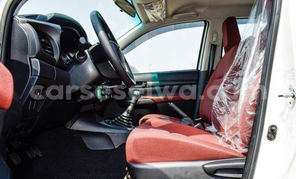 Acheter Import Voiture Toyota Hilux Blanc à Import - Dubai, East Mahé Acheter Import Voiture Toyota Hilux Blanc à Import - Dubai, East Mahé