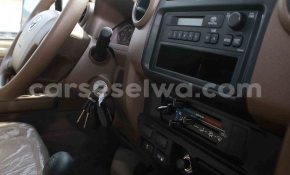 Acheter Import Voiture Toyota Land Cruiser Beige à Import - Dubai, East Mahé Acheter Import Voiture Toyota Land Cruiser Beige à Import - Dubai, East Mahé