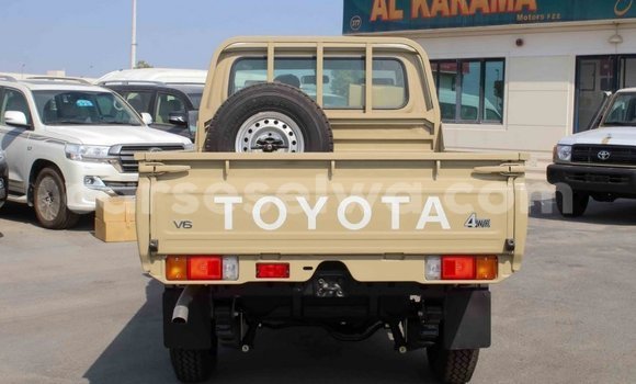 Acheter Import Voiture Toyota Land Cruiser Beige à Import - Dubai, East Mahé Acheter Import Voiture Toyota Land Cruiser Beige à Import - Dubai, East Mahé