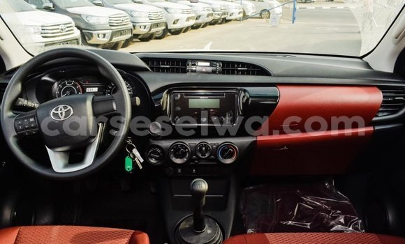 Acheter Import Voiture Toyota Hilux Blanc à Import - Dubai, East Mahé Acheter Import Voiture Toyota Hilux Blanc à Import - Dubai, East Mahé