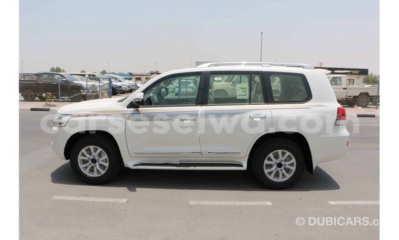 Acheter Import Voiture Toyota Land Cruiser Blanc à Import - Dubai, East Mahé Acheter Import Voiture Toyota Land Cruiser Blanc à Import - Dubai, East Mahé