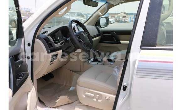 Acheter Import Voiture Toyota Land Cruiser Blanc à Import - Dubai, East Mahé Acheter Import Voiture Toyota Land Cruiser Blanc à Import - Dubai, East Mahé