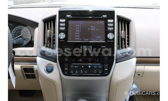 Acheter Import Voiture Toyota Land Cruiser Blanc à Import - Dubai, East Mahé Acheter Import Voiture Toyota Land Cruiser Blanc à Import - Dubai, East Mahé