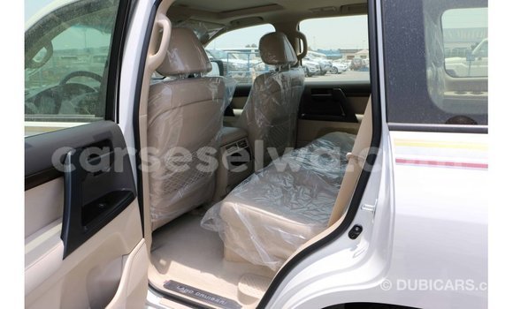 Acheter Import Voiture Toyota Land Cruiser Blanc à Import - Dubai, East Mahé Acheter Import Voiture Toyota Land Cruiser Blanc à Import - Dubai, East Mahé