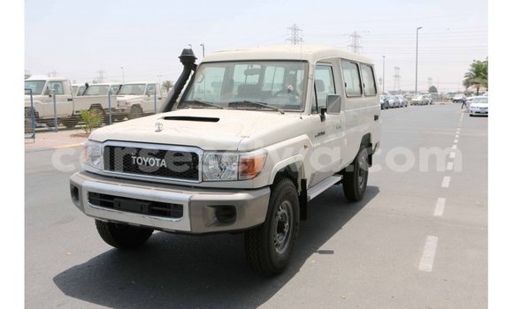 Acheter Import Voiture Toyota Land Cruiser Blanc à Import - Dubai, East Mahé Acheter Import Voiture Toyota Land Cruiser Blanc à Import - Dubai, East Mahé