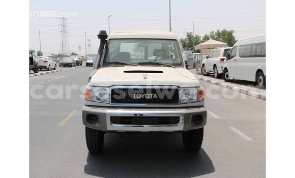 Acheter Import Voiture Toyota Land Cruiser Blanc à Import - Dubai, East Mahé Acheter Import Voiture Toyota Land Cruiser Blanc à Import - Dubai, East Mahé