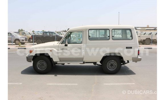 Acheter Import Voiture Toyota Land Cruiser Blanc à Import - Dubai, East Mahé Acheter Import Voiture Toyota Land Cruiser Blanc à Import - Dubai, East Mahé