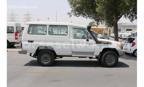 Acheter Import Voiture Toyota Land Cruiser Blanc à Import - Dubai, East Mahé Acheter Import Voiture Toyota Land Cruiser Blanc à Import - Dubai, East Mahé