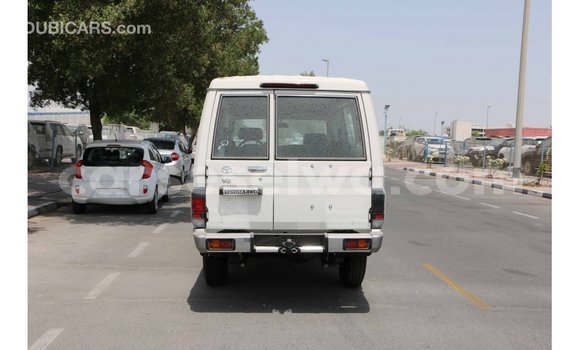 Acheter Import Voiture Toyota Land Cruiser Blanc à Import - Dubai, East Mahé Acheter Import Voiture Toyota Land Cruiser Blanc à Import - Dubai, East Mahé