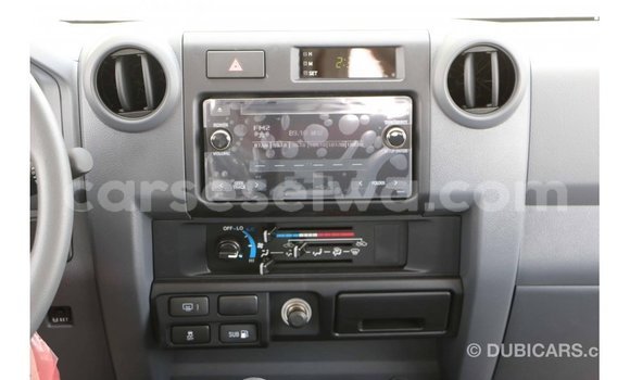 Acheter Import Voiture Toyota Land Cruiser Blanc à Import - Dubai, East Mahé Acheter Import Voiture Toyota Land Cruiser Blanc à Import - Dubai, East Mahé