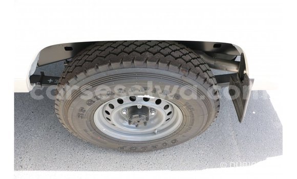Acheter Import Voiture Toyota Land Cruiser Blanc à Import - Dubai, East Mahé Acheter Import Voiture Toyota Land Cruiser Blanc à Import - Dubai, East Mahé