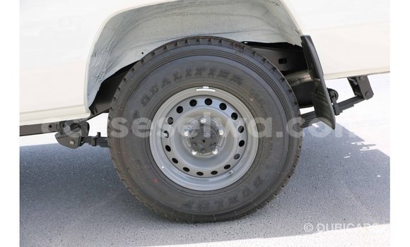 Acheter Import Voiture Toyota Land Cruiser Blanc à Import - Dubai, East Mahé Acheter Import Voiture Toyota Land Cruiser Blanc à Import - Dubai, East Mahé