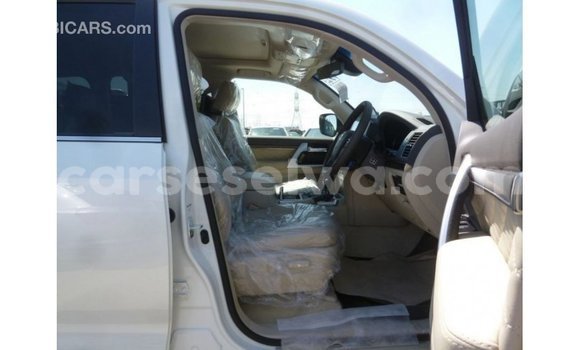 Buy Import Toyota Land Cruiser White Car in Import - Dubai in East Mahé Buy Import Toyota Land Cruiser White Car in Import - Dubai in East Mahé
