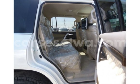 Buy Import Toyota Land Cruiser White Car in Import - Dubai in East Mahé Buy Import Toyota Land Cruiser White Car in Import - Dubai in East Mahé