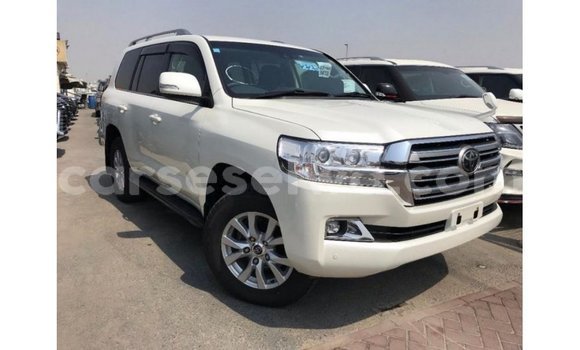 Buy Import Toyota Land Cruiser White Car in Import - Dubai in East Mahé Buy Import Toyota Land Cruiser White Car in Import - Dubai in East Mahé