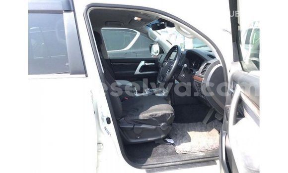 Buy Import Toyota Land Cruiser White Car in Import - Dubai in East Mahé Buy Import Toyota Land Cruiser White Car in Import - Dubai in East Mahé