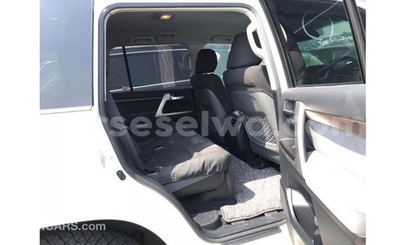 Buy Import Toyota Land Cruiser White Car in Import - Dubai in East Mahé Buy Import Toyota Land Cruiser White Car in Import - Dubai in East Mahé