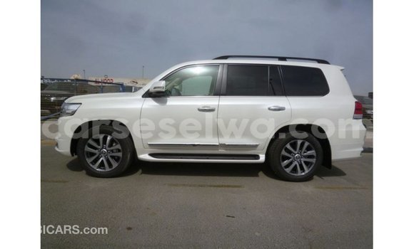 Buy Import Toyota Land Cruiser White Car in Import - Dubai in East Mahé Buy Import Toyota Land Cruiser White Car in Import - Dubai in East Mahé