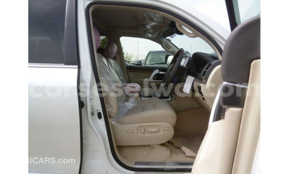 Buy Import Toyota Land Cruiser White Car in Import - Dubai in East Mahé Buy Import Toyota Land Cruiser White Car in Import - Dubai in East Mahé