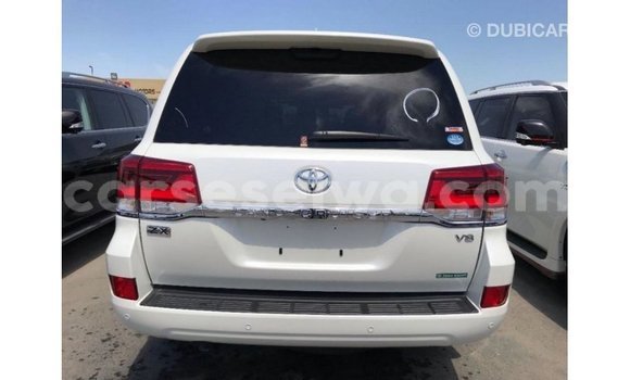 Acheter Import Voiture Toyota Land Cruiser Blanc à Import - Dubai, East Mahé Acheter Import Voiture Toyota Land Cruiser Blanc à Import - Dubai, East Mahé