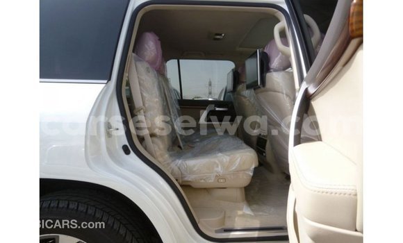 Buy Import Toyota Land Cruiser White Car in Import - Dubai in East Mahé Buy Import Toyota Land Cruiser White Car in Import - Dubai in East Mahé
