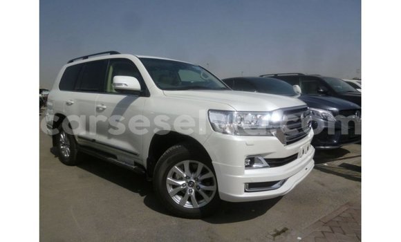 Acheter Import Voiture Toyota Land Cruiser Blanc à Import - Dubai, East Mahé Acheter Import Voiture Toyota Land Cruiser Blanc à Import - Dubai, East Mahé
