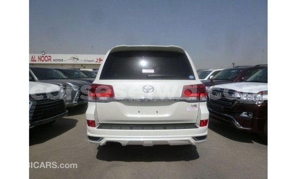Acheter Import Voiture Toyota Land Cruiser Blanc à Import - Dubai, East Mahé Acheter Import Voiture Toyota Land Cruiser Blanc à Import - Dubai, East Mahé