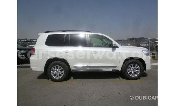Acheter Import Voiture Toyota Land Cruiser Blanc à Import - Dubai, East Mahé Acheter Import Voiture Toyota Land Cruiser Blanc à Import - Dubai, East Mahé