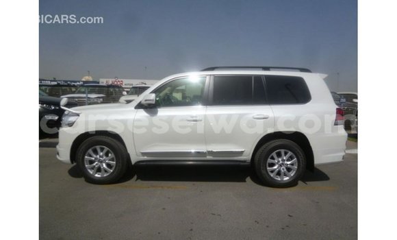Acheter Import Voiture Toyota Land Cruiser Blanc à Import - Dubai, East Mahé Acheter Import Voiture Toyota Land Cruiser Blanc à Import - Dubai, East Mahé