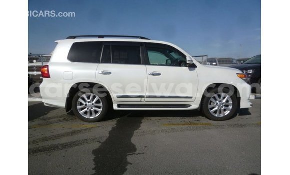 Buy Import Toyota Land Cruiser White Car in Import - Dubai in East Mahé Buy Import Toyota Land Cruiser White Car in Import - Dubai in East Mahé