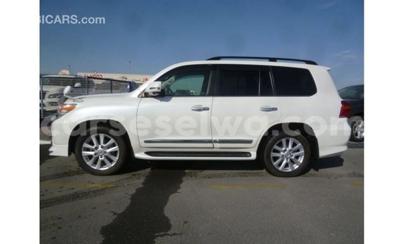 Buy Import Toyota Land Cruiser White Car in Import - Dubai in East Mahé Buy Import Toyota Land Cruiser White Car in Import - Dubai in East Mahé