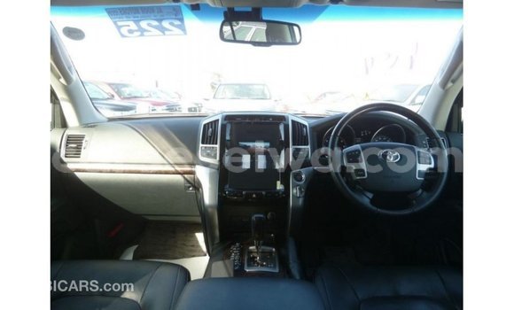 Buy Import Toyota Land Cruiser White Car in Import - Dubai in East Mahé Buy Import Toyota Land Cruiser White Car in Import - Dubai in East Mahé