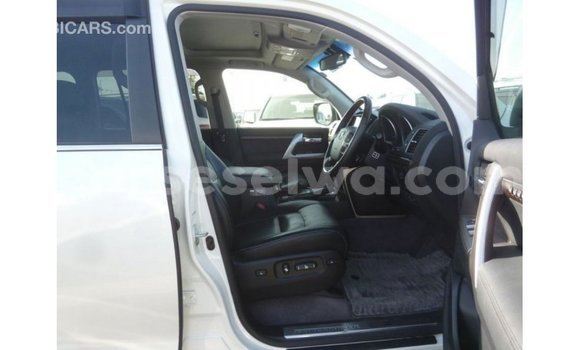 Buy Import Toyota Land Cruiser White Car in Import - Dubai in East Mahé Buy Import Toyota Land Cruiser White Car in Import - Dubai in East Mahé