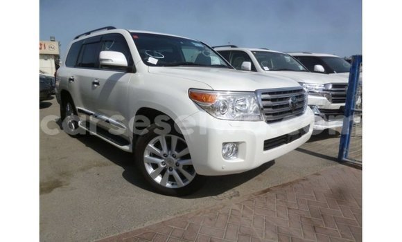 Buy Import Toyota Land Cruiser White Car in Import - Dubai in East Mahé Buy Import Toyota Land Cruiser White Car in Import - Dubai in East Mahé