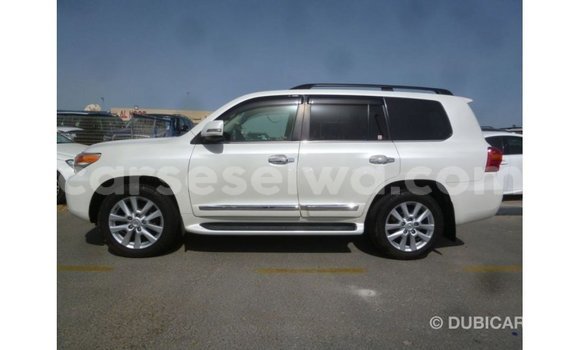 Buy Import Toyota Land Cruiser White Car in Import - Dubai in East Mahé Buy Import Toyota Land Cruiser White Car in Import - Dubai in East Mahé