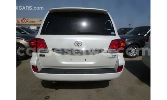 Buy Import Toyota Land Cruiser White Car in Import - Dubai in East Mahé Buy Import Toyota Land Cruiser White Car in Import - Dubai in East Mahé