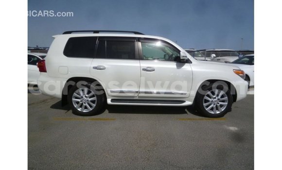 Buy Import Toyota Land Cruiser White Car in Import - Dubai in East Mahé Buy Import Toyota Land Cruiser White Car in Import - Dubai in East Mahé