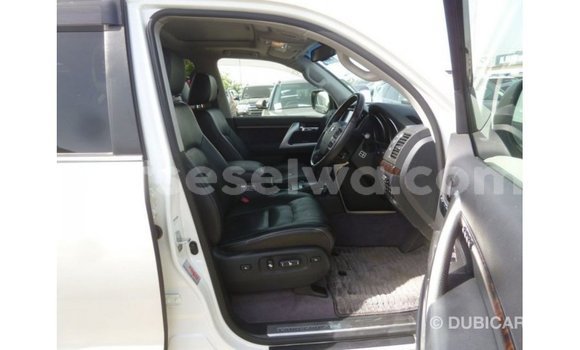 Buy Import Toyota Land Cruiser White Car in Import - Dubai in East Mahé Buy Import Toyota Land Cruiser White Car in Import - Dubai in East Mahé