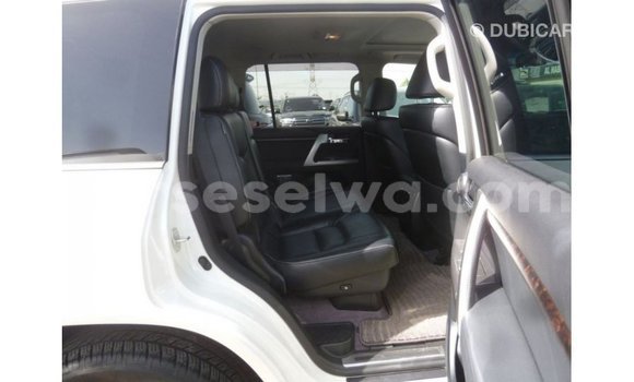 Buy Import Toyota Land Cruiser White Car in Import - Dubai in East Mahé Buy Import Toyota Land Cruiser White Car in Import - Dubai in East Mahé