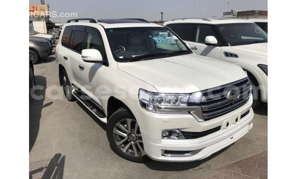 Acheter Import Voiture Toyota Land Cruiser Blanc à Import - Dubai, East Mahé Acheter Import Voiture Toyota Land Cruiser Blanc à Import - Dubai, East Mahé