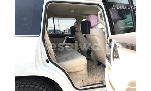 Acheter Import Voiture Toyota Land Cruiser Blanc à Import - Dubai, East Mahé Acheter Import Voiture Toyota Land Cruiser Blanc à Import - Dubai, East Mahé