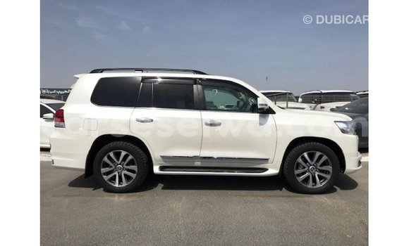 Acheter Import Voiture Toyota Land Cruiser Blanc à Import - Dubai, East Mahé Acheter Import Voiture Toyota Land Cruiser Blanc à Import - Dubai, East Mahé