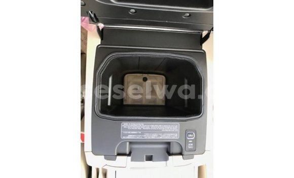 Acheter Import Voiture Toyota Land Cruiser Blanc à Import - Dubai, East Mahé Acheter Import Voiture Toyota Land Cruiser Blanc à Import - Dubai, East Mahé