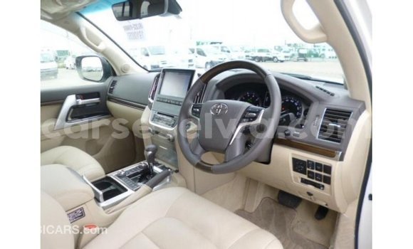 Buy Import Toyota Land Cruiser White Car in Import - Dubai in East Mahé Buy Import Toyota Land Cruiser White Car in Import - Dubai in East Mahé