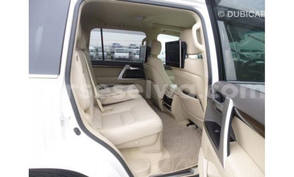 Buy Import Toyota Land Cruiser White Car in Import - Dubai in East Mahé Buy Import Toyota Land Cruiser White Car in Import - Dubai in East Mahé