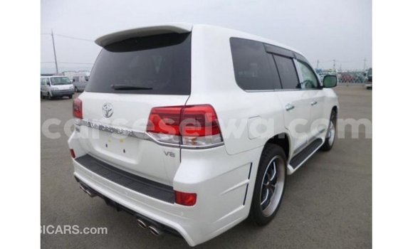 Buy Import Toyota Land Cruiser White Car in Import - Dubai in East Mahé Buy Import Toyota Land Cruiser White Car in Import - Dubai in East Mahé