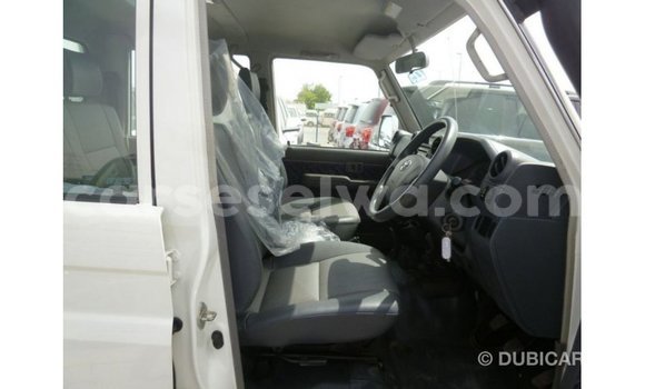 Buy Import Toyota Land Cruiser White Car in Import - Dubai in East Mahé Buy Import Toyota Land Cruiser White Car in Import - Dubai in East Mahé