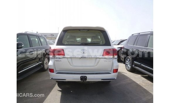 Buy Import Toyota Land Cruiser White Car in Import - Dubai in East Mahé Buy Import Toyota Land Cruiser White Car in Import - Dubai in East Mahé