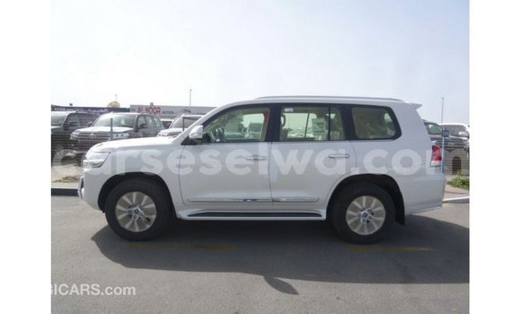 Buy Import Toyota Land Cruiser White Car in Import - Dubai in East Mahé Buy Import Toyota Land Cruiser White Car in Import - Dubai in East Mahé